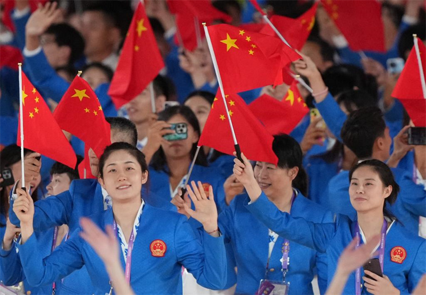 Qin e Yang lideram delegação chinesa entrando no estádio