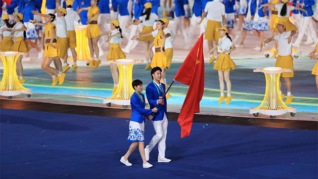 Qin e Yang lideram delegação chinesa entrando no estádio