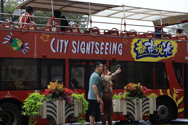 Shanghai: ônibus conversíveis de dois andares se despedem dos passageiros