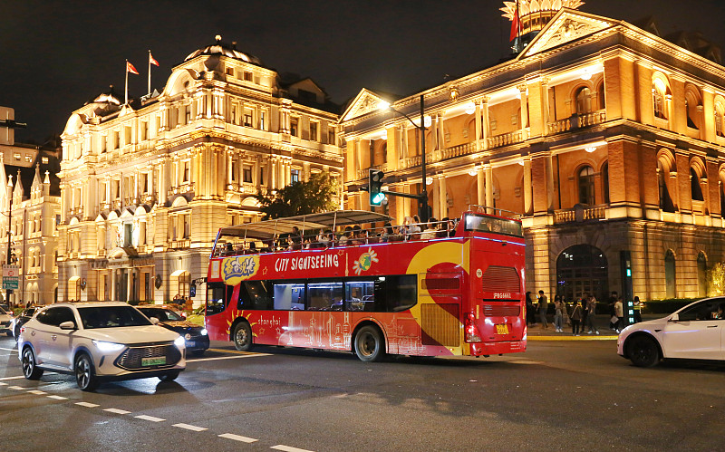 Shanghai: ônibus conversíveis de dois andares se despedem dos passageiros