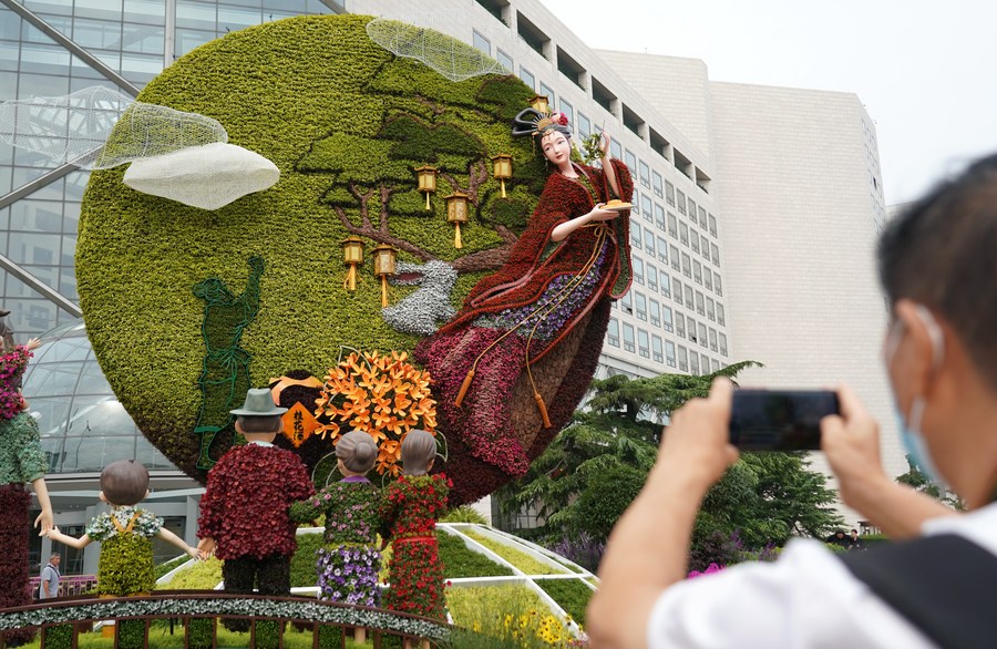 Arranjos florais adornam Beijing para feriados do Festival do Meio Outono e Dia Nacional