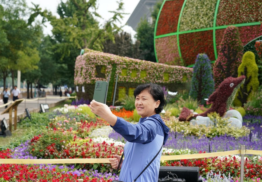 Arranjos florais adornam Beijing para feriados do Festival do Meio Outono e Dia Nacional