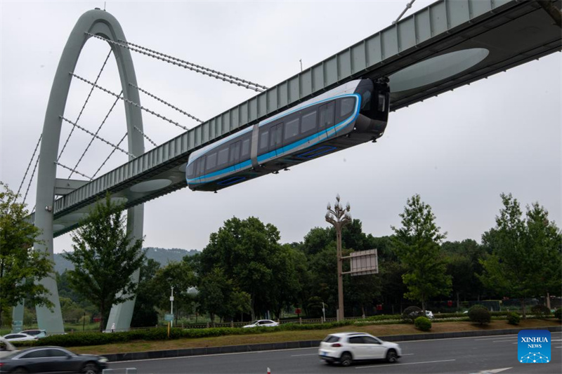 China lança primeira linha suspensa de monotrilho em Wuhan