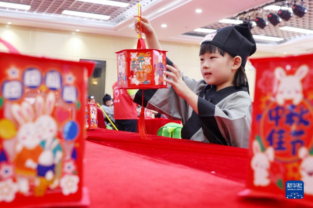 Crianças da China participam de atividades do Festival do Meio Outono