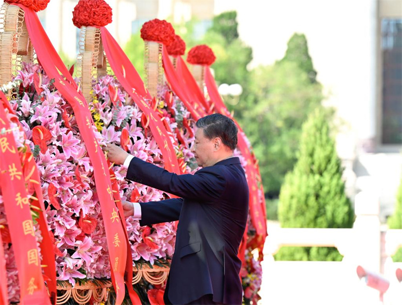 Xi Jinping presta homenagem aos heróis nacionais falecidos no Dia dos Mártires