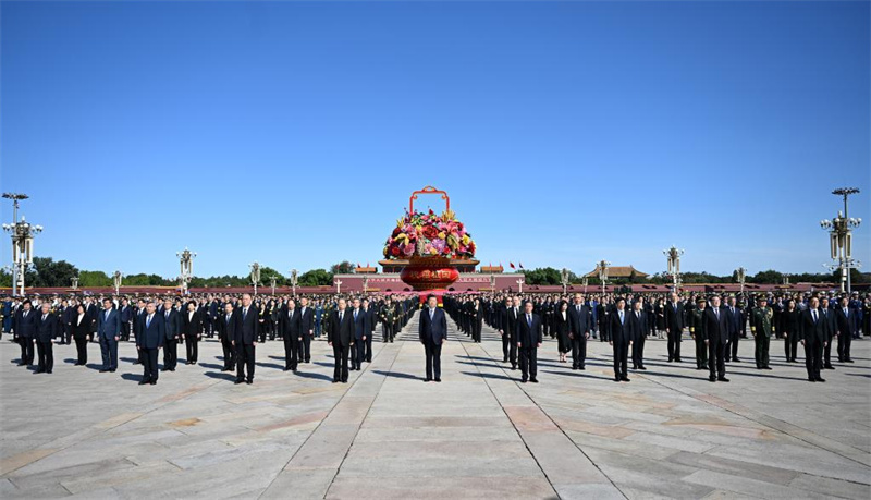 Xi Jinping presta homenagem aos heróis nacionais falecidos no Dia dos Mártires