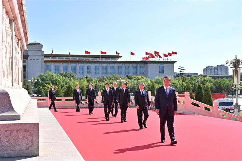 Xi Jinping presta homenagem aos heróis nacionais falecidos no Dia dos Mártires