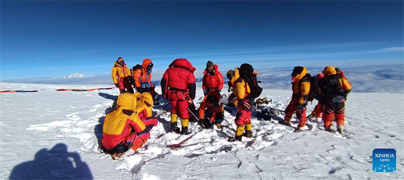 Equipe de expedição chinesa chega ao pico do Monte Cho Oyu para pesquisa científica