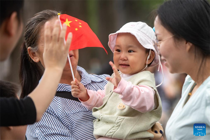 Povo chinês desfruta do feriado do Dia Nacional em todo o país