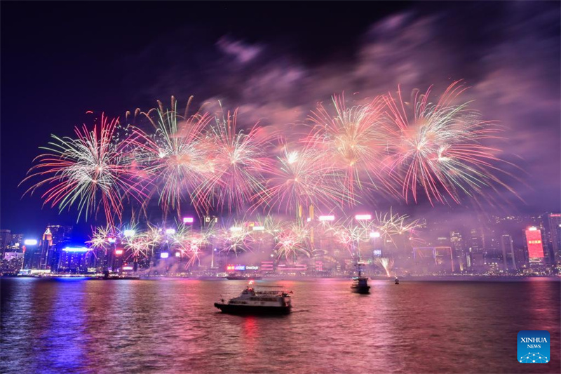 Hong Kong lança fogos de artifício para celebrar Dia Nacional após um hiato de 5 anos