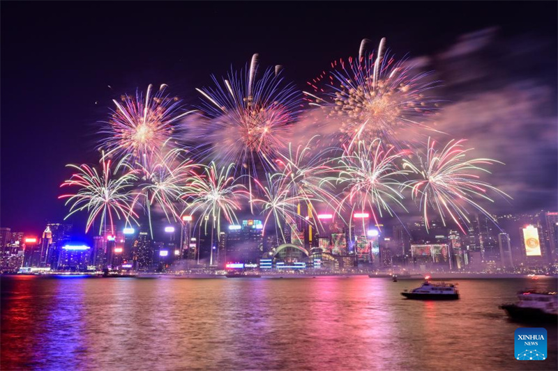 Hong Kong lança fogos de artifício para celebrar Dia Nacional após um hiato de 5 anos