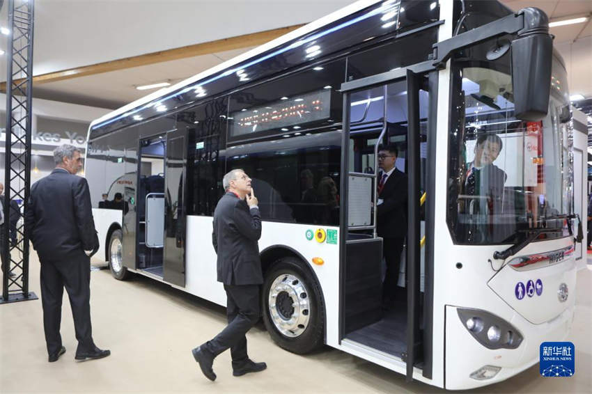 Ônibus elétricos da China em exposição na Busworld Europa de 2023