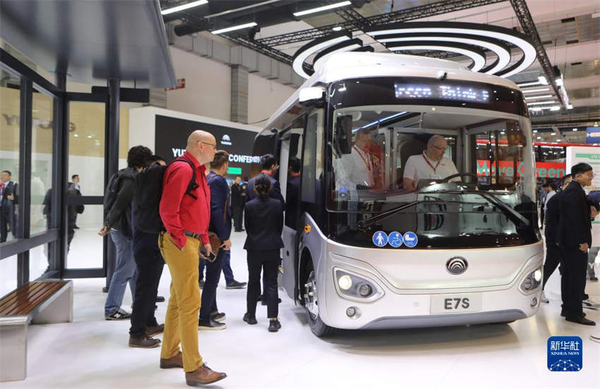 Ônibus elétricos da China em exposição na Busworld Europa de 2023