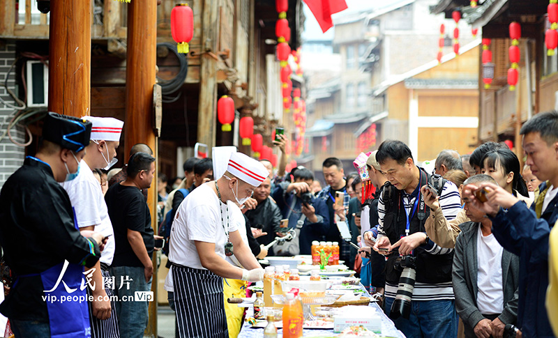 Festival folclórico realizado para celebrar colheita em Guangxi