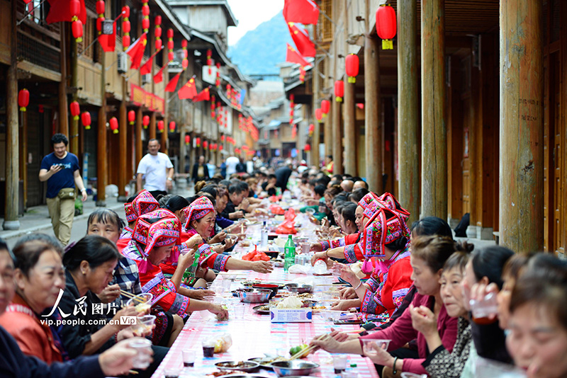 Festival folclórico realizado para celebrar colheita em Guangxi