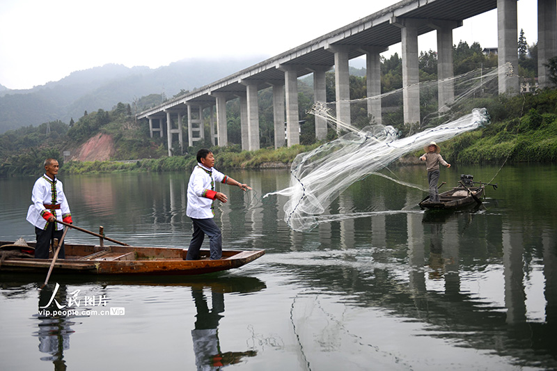 Festival folclórico realizado para celebrar colheita em Guangxi