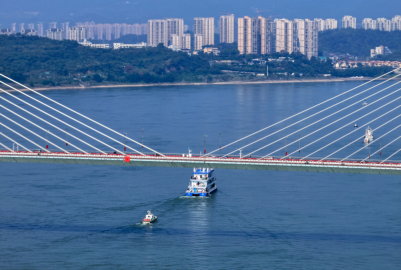 Primeira embarcação a hidrogênio da China realiza viagem inaugural nas águas de Hubei