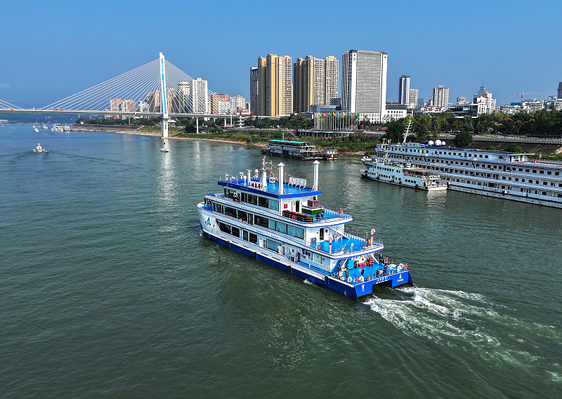 Primeira embarcação a hidrogênio da China realiza viagem inaugural nas águas de Hubei