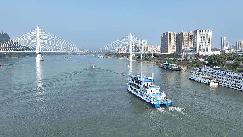 Primeira embarcação a hidrogênio da China realiza viagem inaugural nas águas de Hubei