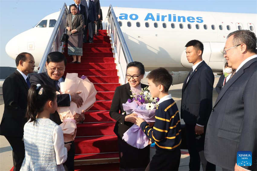 Presidente do Laos chega a Beijing para 3º Fórum do Cinturão e Rota para Cooperação Internacional