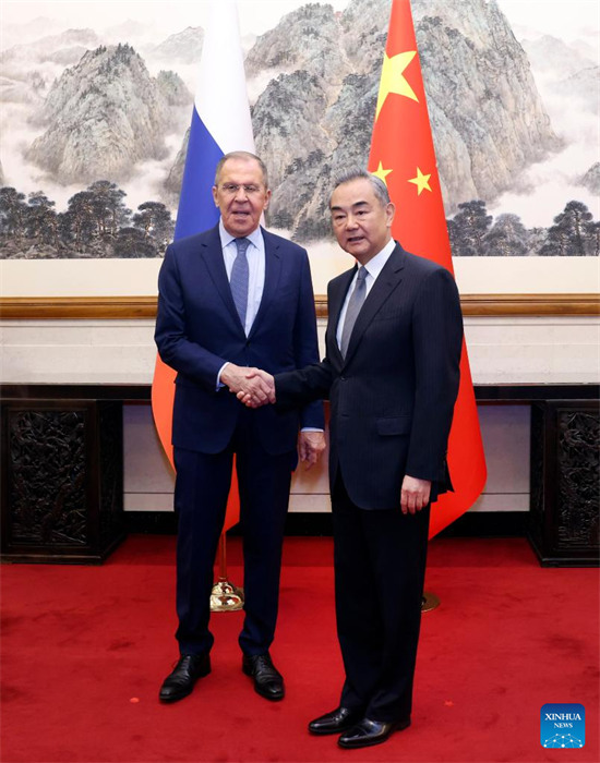 Chanceler chinês reúne-se com seu homólogo russo