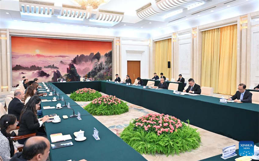 Legislador chinês sênior se reúne com delegações de pessoas não governamentais e especialistas franceses