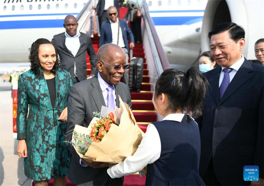 Primeiro-ministro moçambicano chega a Beijing para 3º Fórum do Cinturão e Rota para Cooperação Internacional