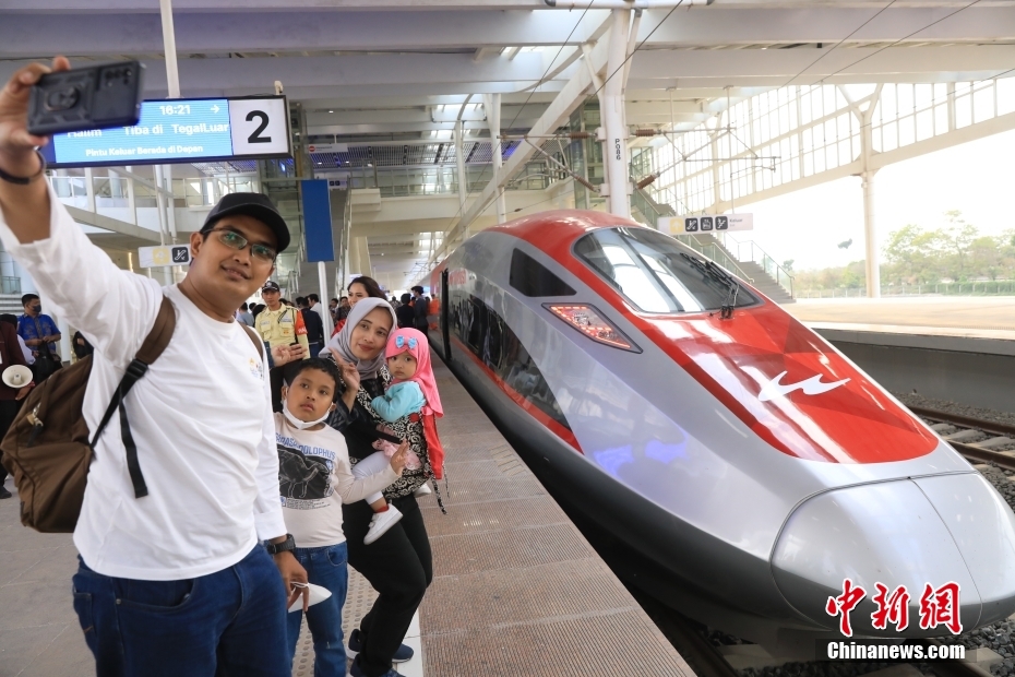 Ferrovia de alta velocidade Jacarta-Bandung entra em operação