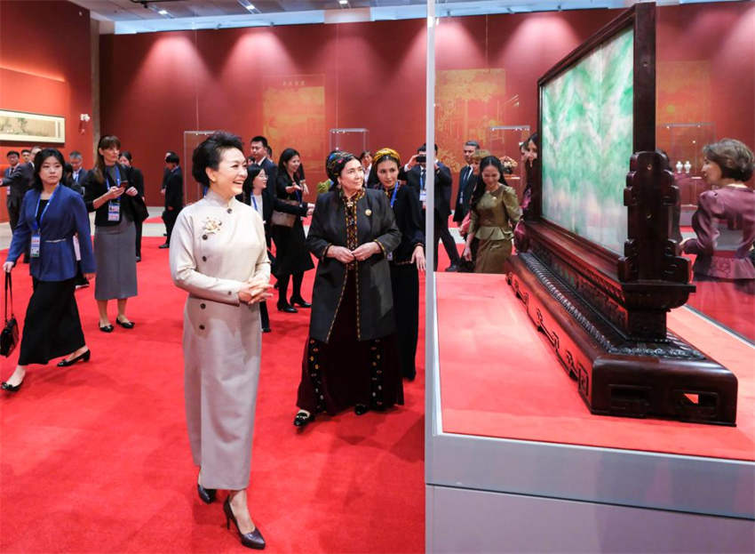 Peng Liyuan e cônjuges de líderes estrangeiros visitam Museu Nacional de Artes e Artesanatos da China