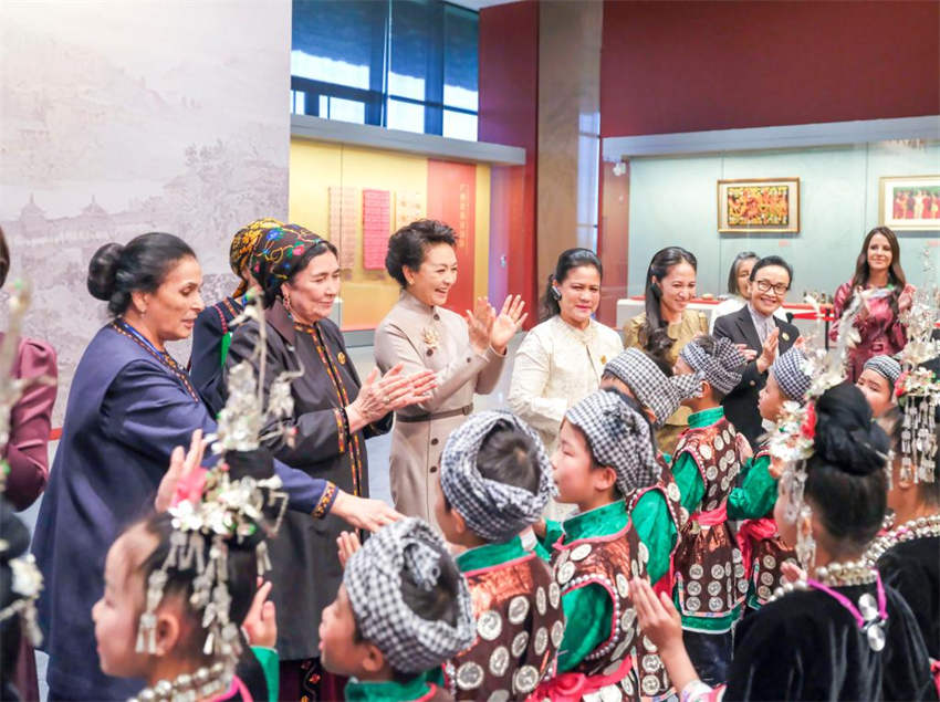 Peng Liyuan e cônjuges de líderes estrangeiros visitam Museu Nacional de Artes e Artesanatos da China