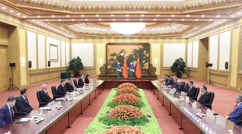 Xi Jinping reúne-se com presidente da Câmara dos Deputados do Brasil