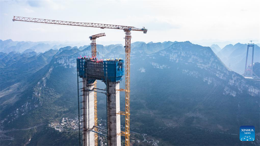 Torre principal da ponte mais alta do mundo concluída no sudoeste da China