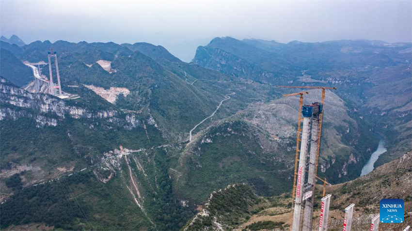 Torre principal da ponte mais alta do mundo concluída no sudoeste da China