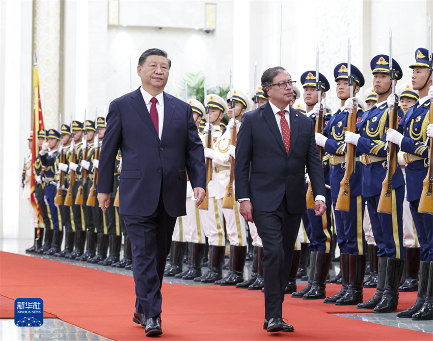 Xi Jinping realiza conversações com presidente colombiano, elevando os laços para parceria estratégica