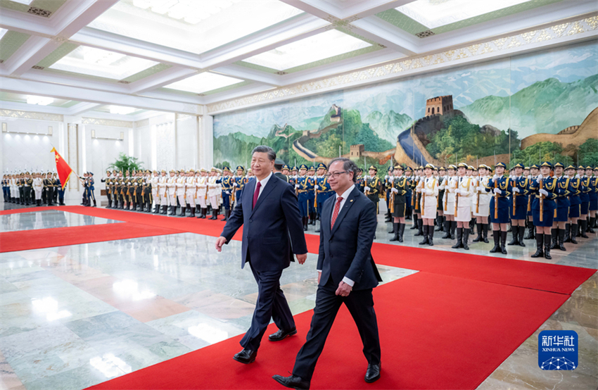 Xi Jinping realiza conversações com presidente colombiano, elevando os laços para parceria estratégica