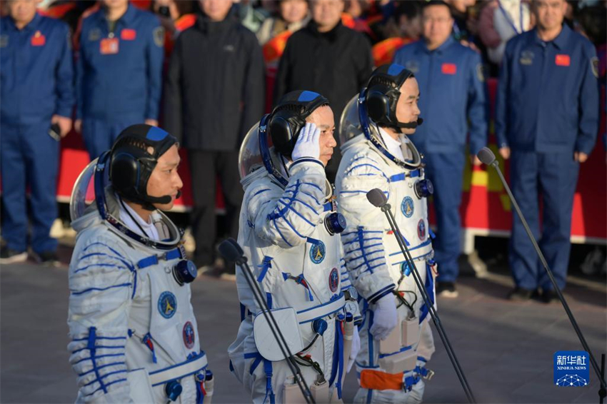 Realizada cerimônia de despedida para astronautas chineses da missão Shenzhou-17