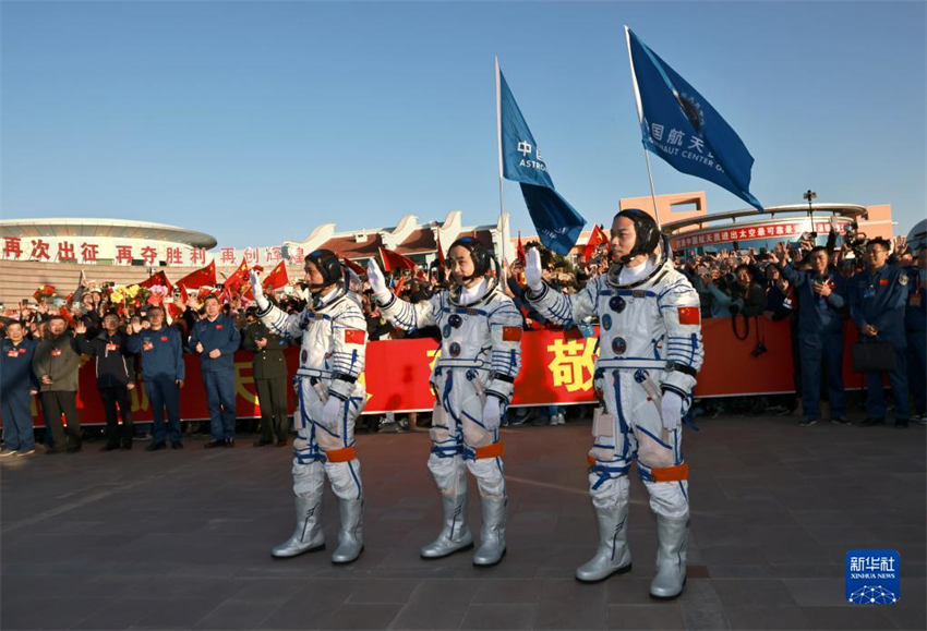 Realizada cerimônia de despedida para astronautas chineses da missão Shenzhou-17