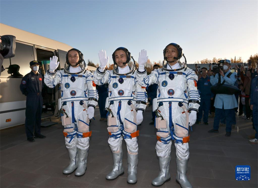 Realizada cerimônia de despedida para astronautas chineses da missão Shenzhou-17