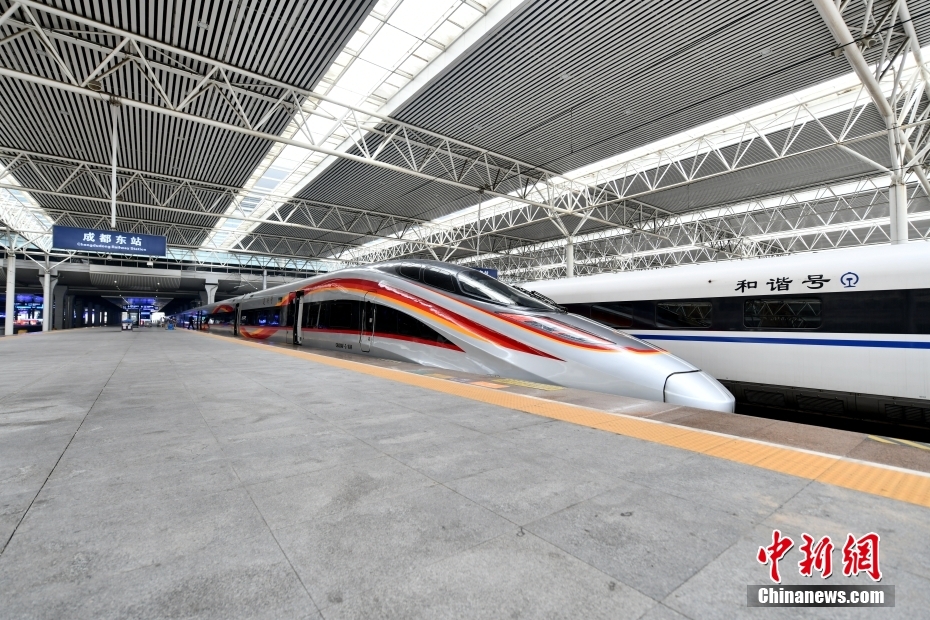 Trajeto ferroviário de alta velocidade Chengdu-Hong Kong começa a operar com novo trem