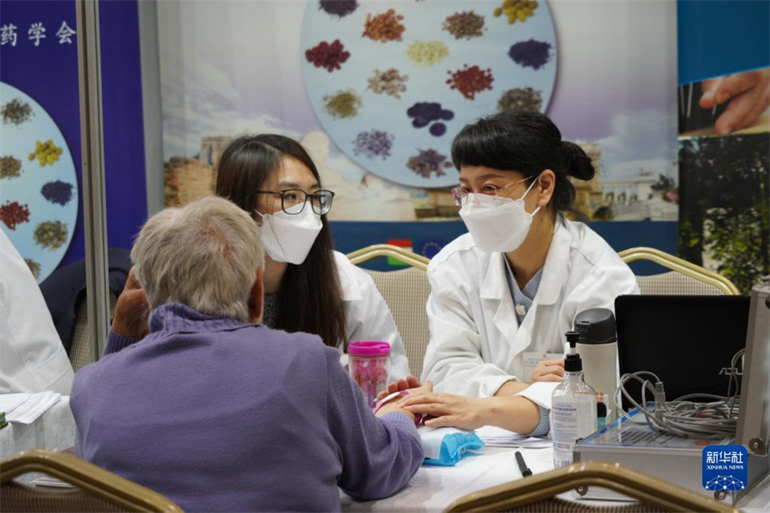 Consultas gratuitas de medicina tradicional chinesa tornam-se populares na Hungria