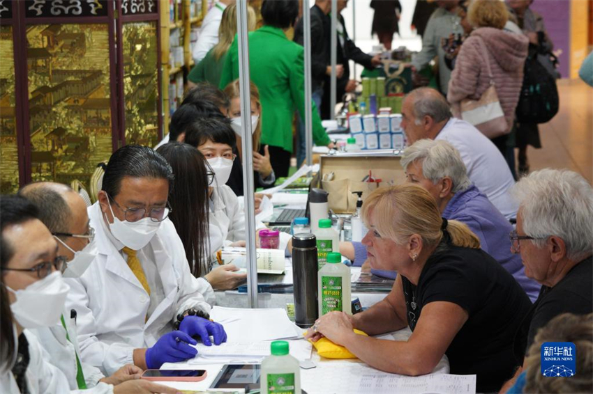 Consultas gratuitas de medicina tradicional chinesa tornam-se populares na Hungria