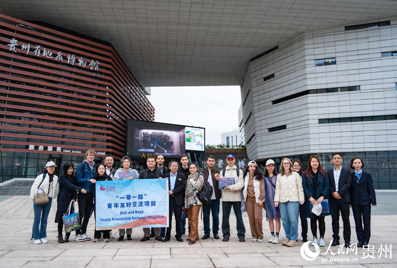 Mídia de países da Eurásia visita Museu Geológico de Guizhou