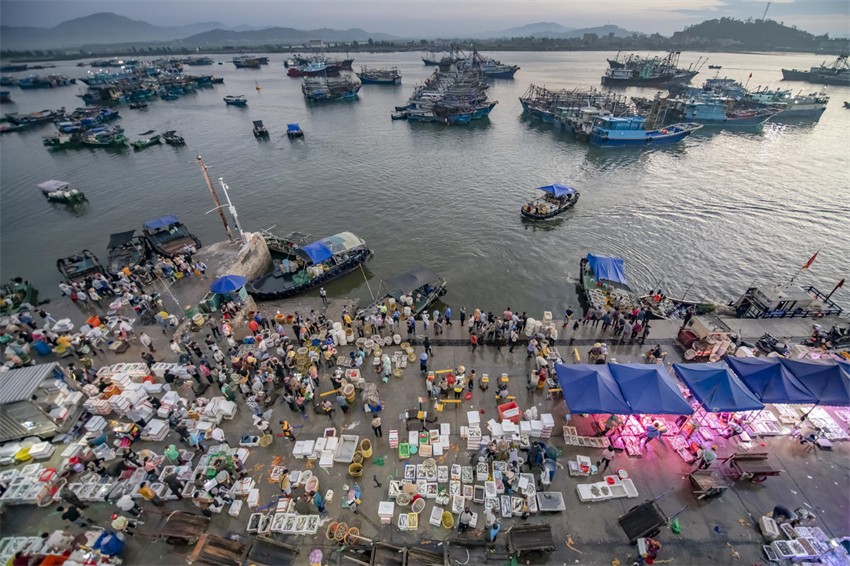 Porto de pesca de Bohe fica movimentado, no sul da China