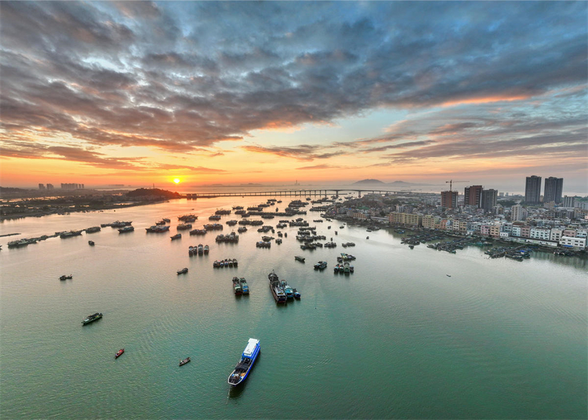 Porto de pesca de Bohe fica movimentado, no sul da China