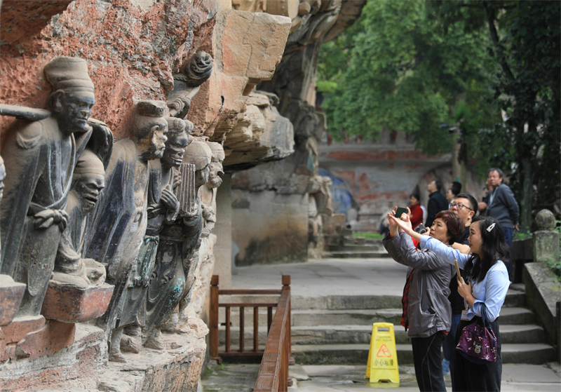 Área cênica de Esculturas Rupestres de Dazu recebe número recorde de turistas, no sudoeste da China