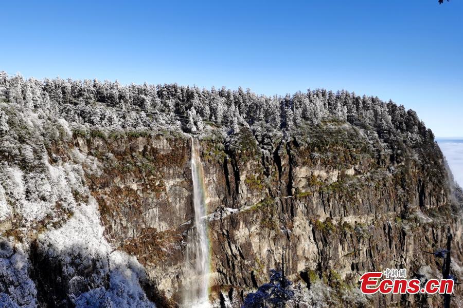 A montanha Wawu coberta de neve se transforma na maravilha do gelo