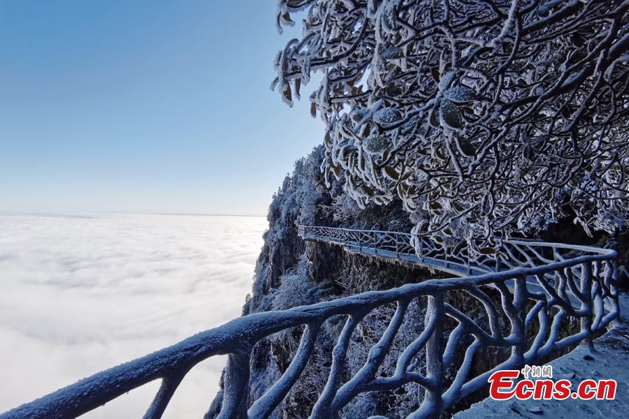 A montanha Wawu coberta de neve se transforma na maravilha do gelo