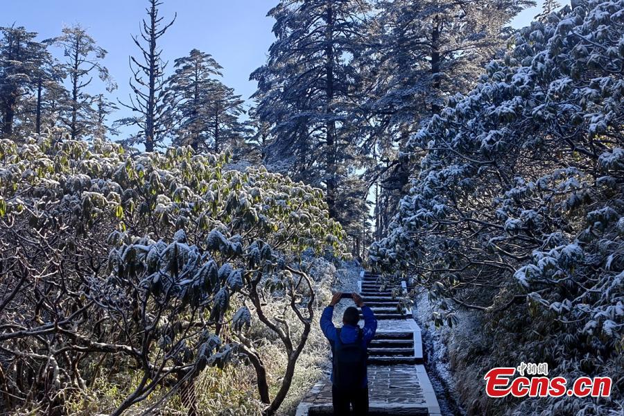 A montanha Wawu coberta de neve se transforma na maravilha do gelo