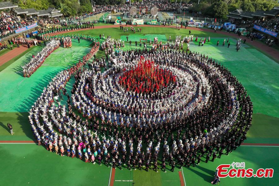 Povo da etnia Miao celebra festival de Guzang