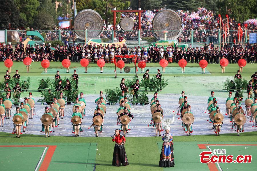 Povo da etnia Miao celebra festival de Guzang
